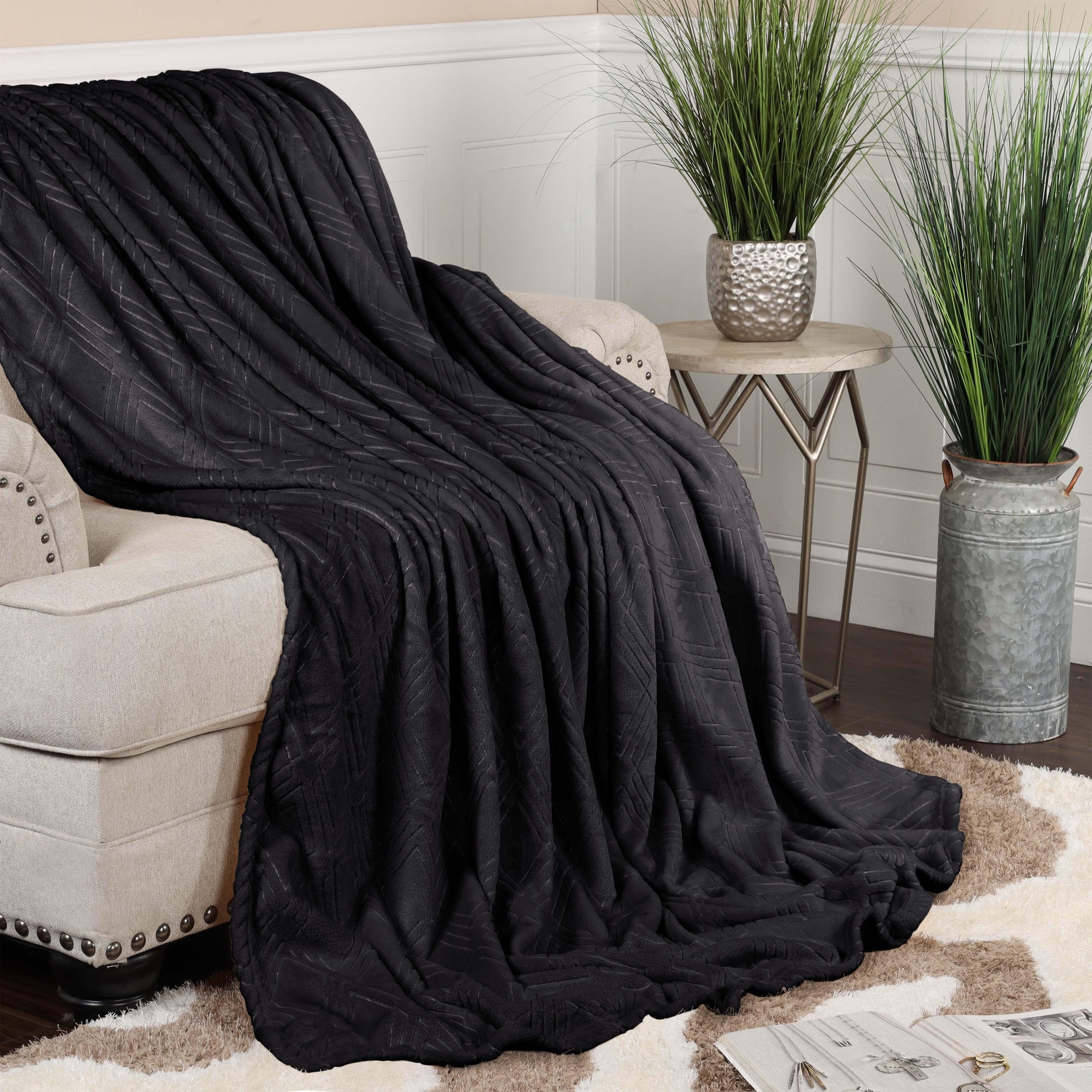 Alaska Diamond Fleece Plush Ultra-Soft Fluffy Blanket - Black