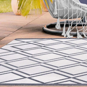 Modern Diamond Lattice Indoor/ Outdoor Area Rug - Rugs by Superior - Superior 