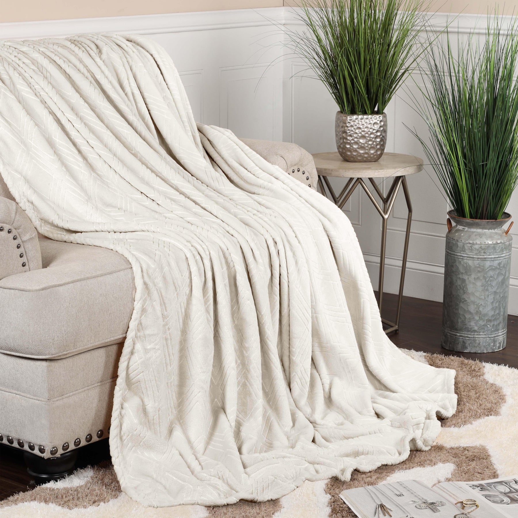 Alaska Diamond Fleece Plush Ultra-Soft Fluffy Blanket - Ivory